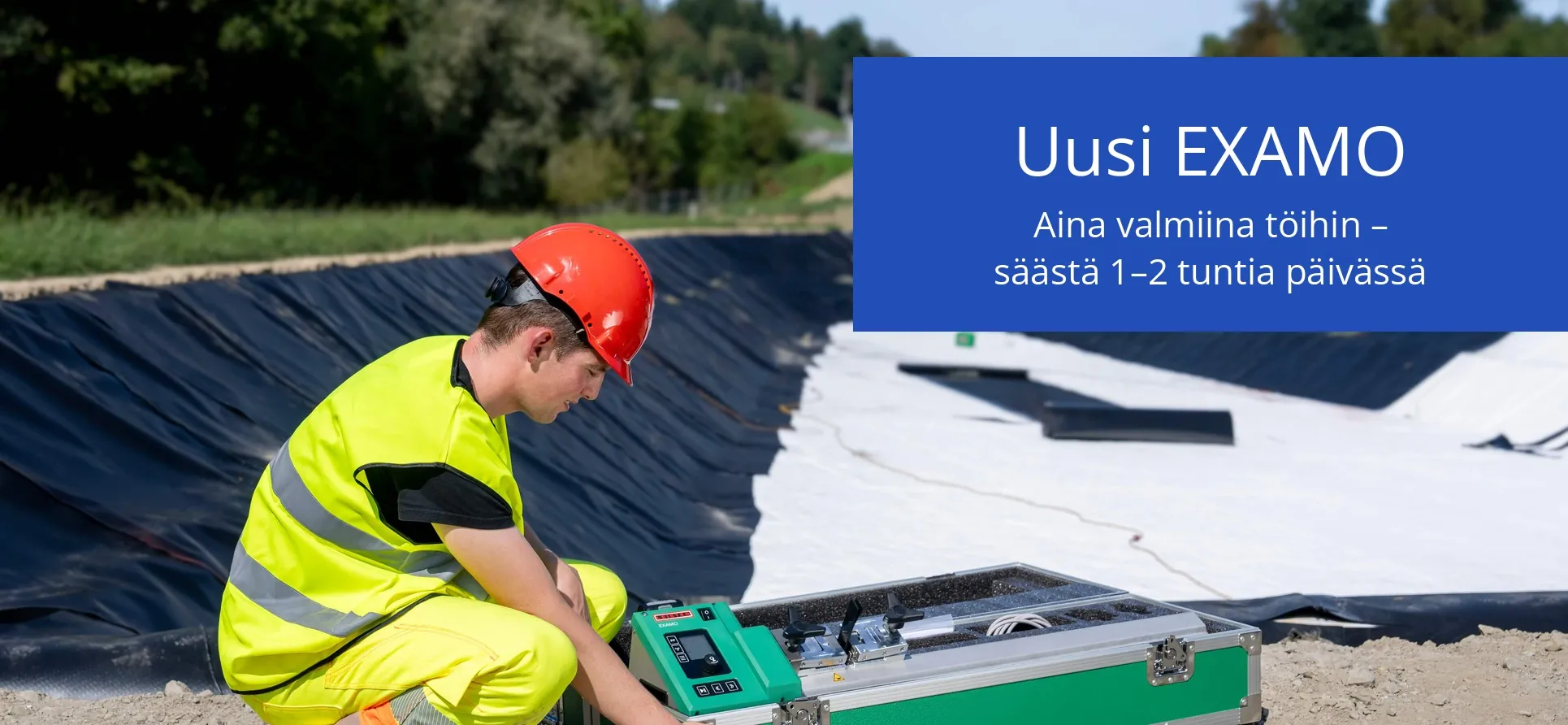 Mies hitsaa kattoa muovihitsaustyökoneen avulla.